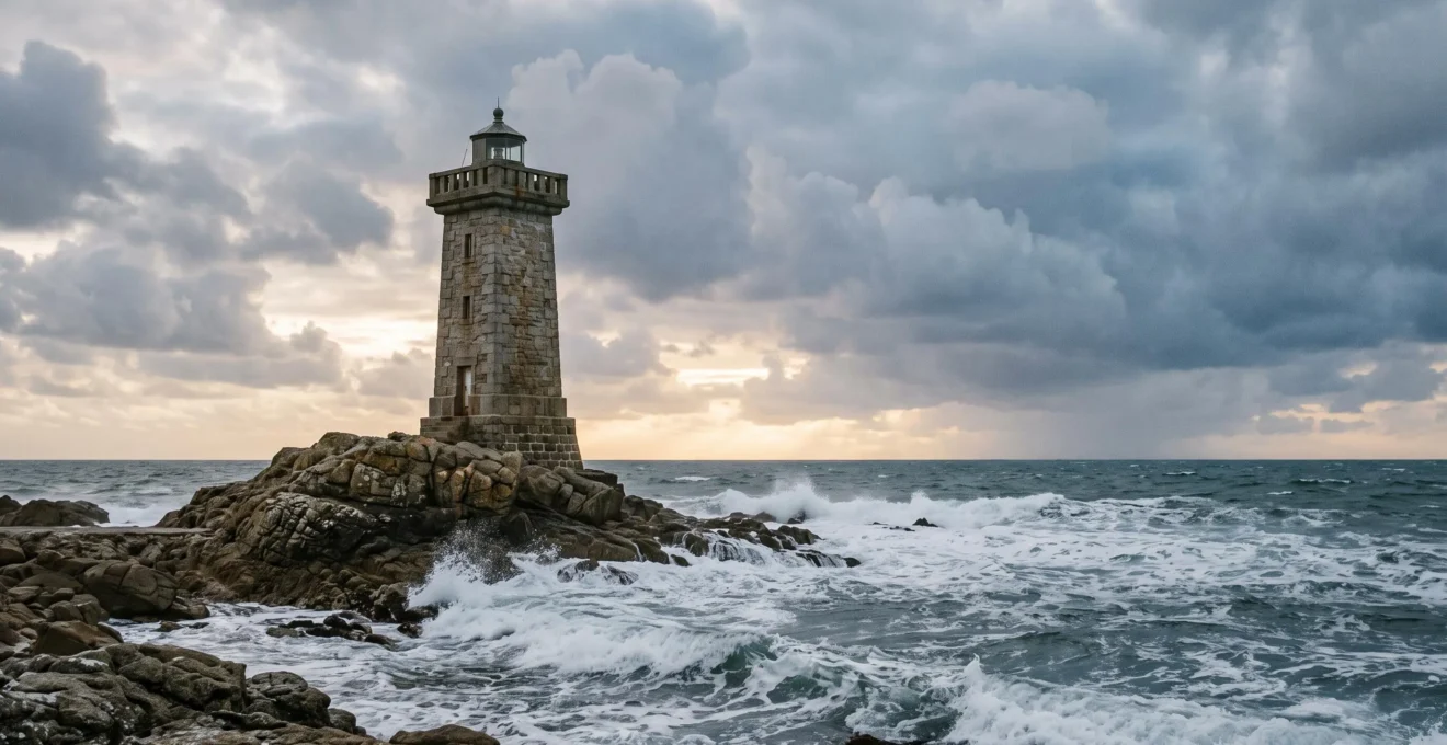 Un phare en pierre parfaitement stable face a une mer agitee, symbole du capital garanti face aux turbulences des marches financiers